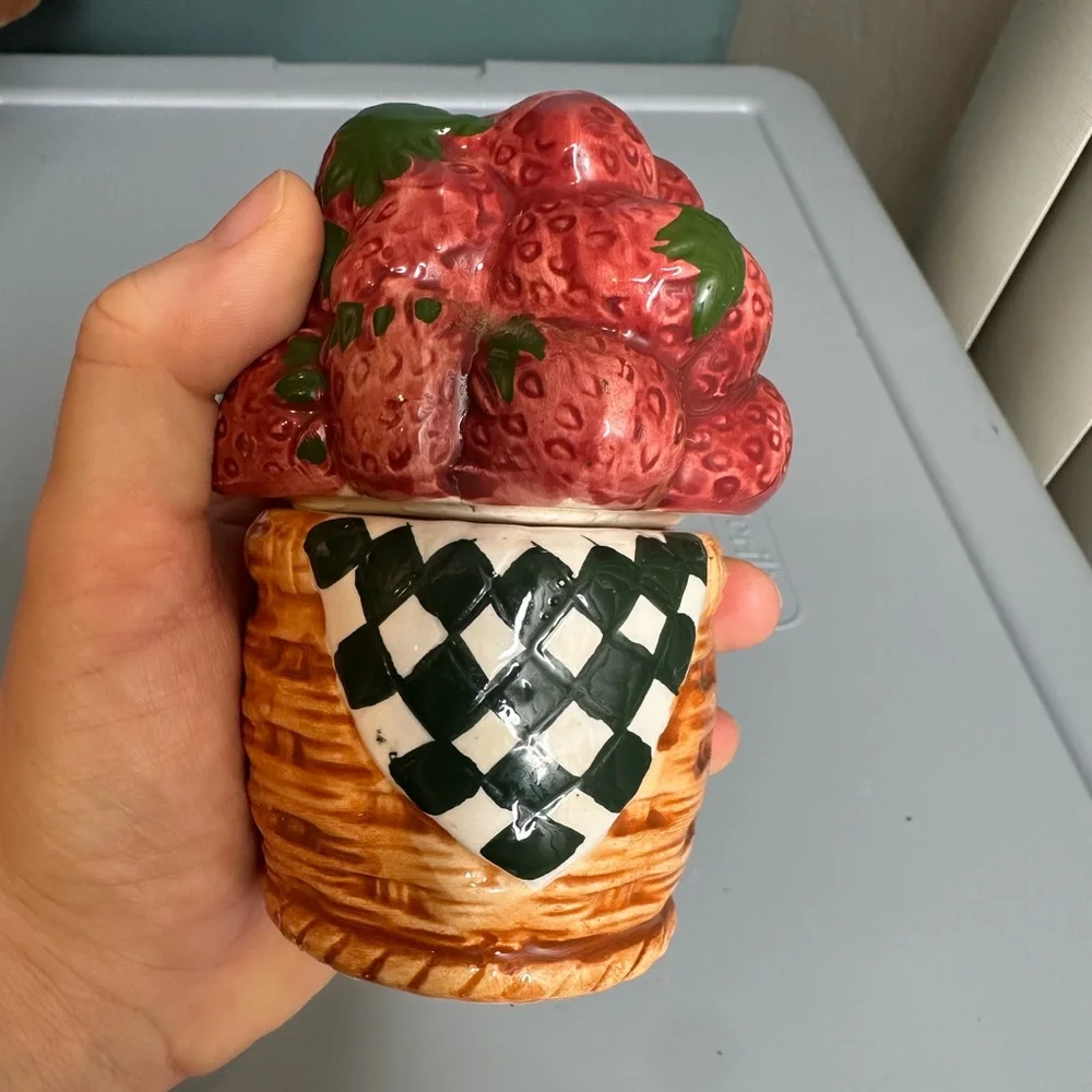 Basket of Berries Salt & Pepper Shaker Set Collectors Farmhouse Cottagecore